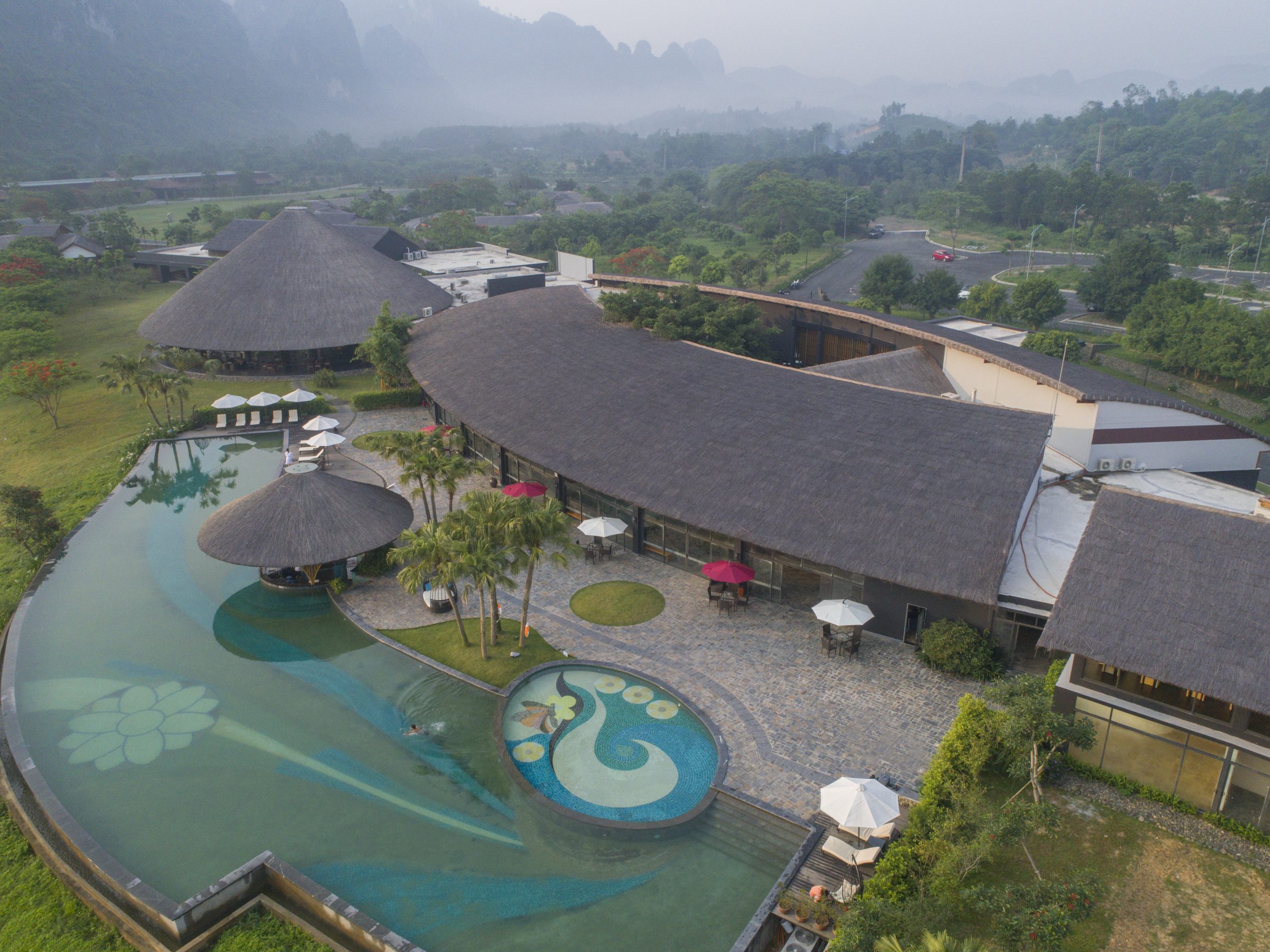 Be-boi-nuoc-khoang-ngoai-troi-rong-hon-700m2-trong-khu-Serena-Resort-Kim-Boi (3)
