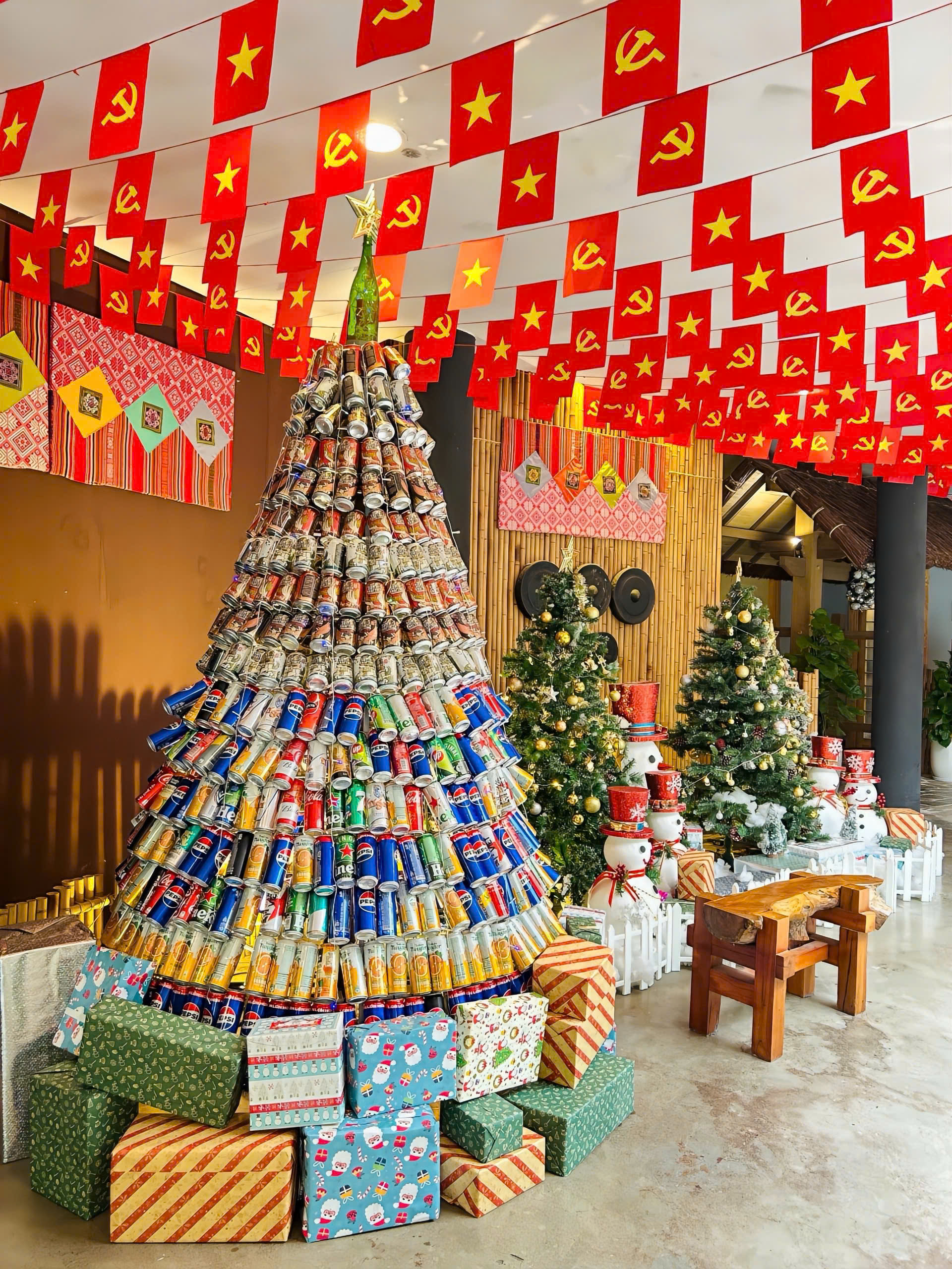 Cây thông Noel được trang trí từ vỏ lon, bí ngô và gỗ mang tính bền vững.