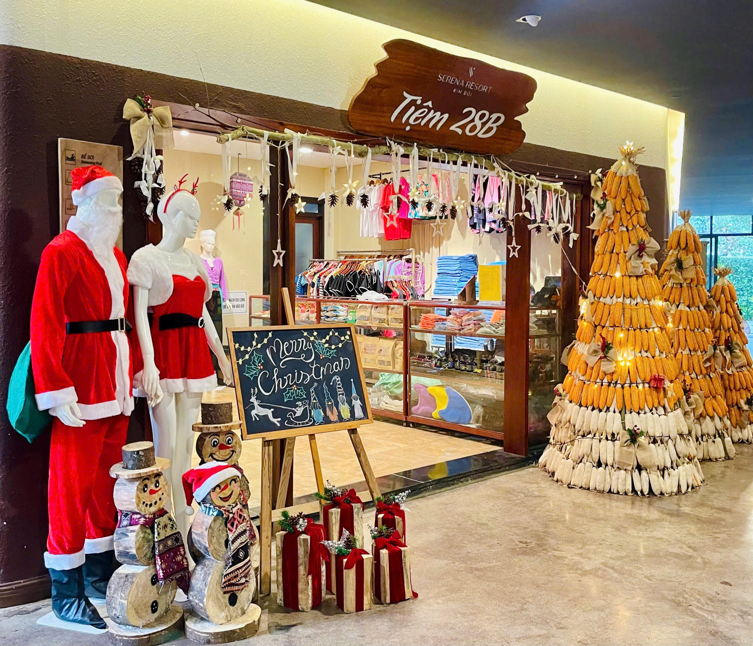 Cây thông Noel làm từ bắp ngô mộc mạc, gần gũi