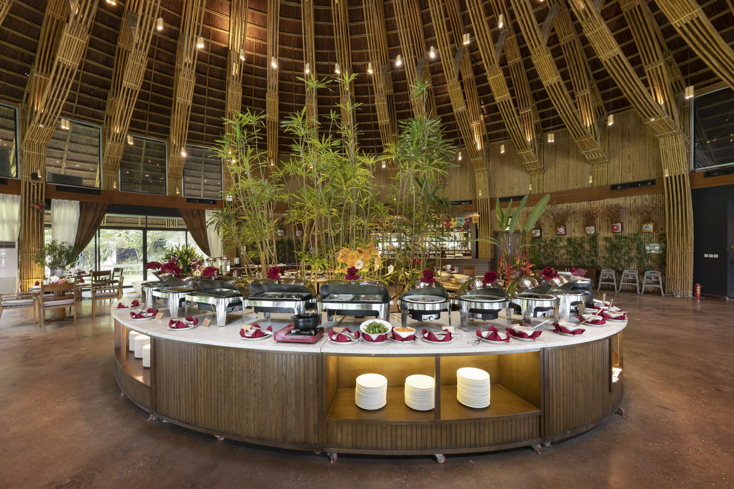 Không gian nhà hàng Nón mang kiến trúc độc đáo, không gian rộng rãi, đủ chỗ cho đoàn khách đông người.