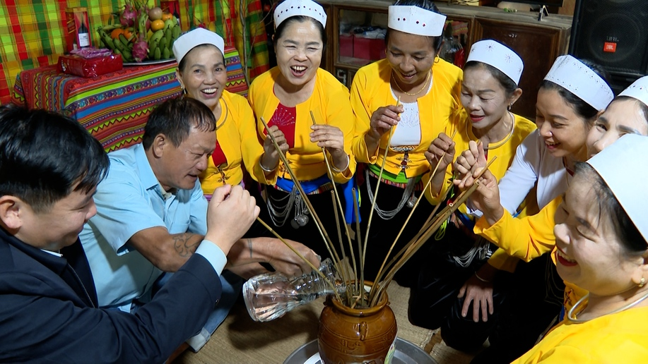 RƯỢU CẦN HOÀ BÌNH: NÉT VĂN HOÁ ẨM THỰC ĐẶC TRƯNG CỦA NGƯỜI MƯỜNG