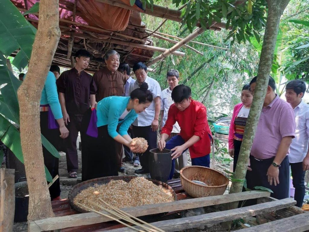 Rượu cần Hòa Bình có cách chế biến độc đáo