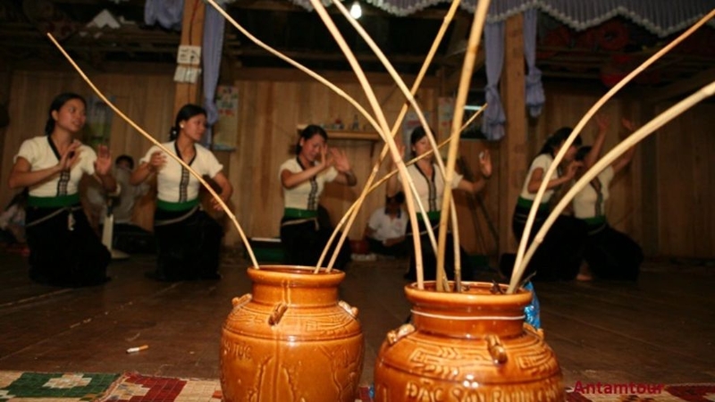 Rượu cần Hòa Bình thể hiện tính cộng đồng của người Mường duy trì sự kết nối trong đời sống