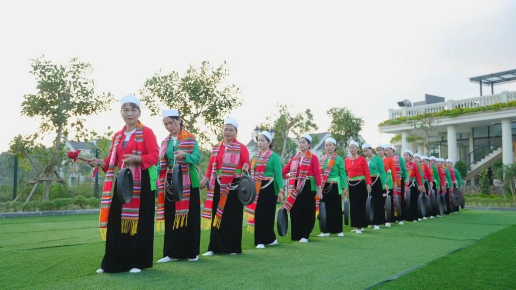 Đến Kim Bôi và khám phá văn hóa của người Mường 