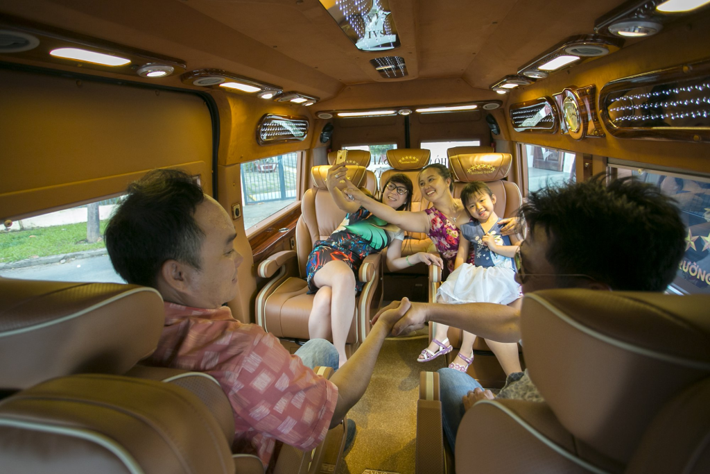 Di chuyển tới Kim Bôi bằng Limousine phù hợp với đoàn 5 - 9 người