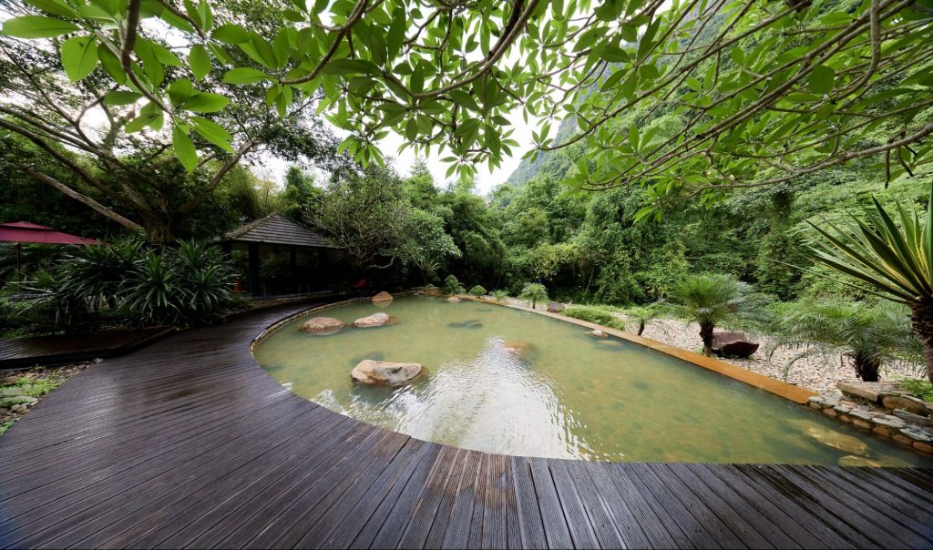 Mùa xuân và mùa hè vẫn có thể tắm khoáng, nhưng du khách thường kết hợp thêm các hoạt động thiên nhiên hoặc vui chơi ngoài trời tùy thời tiết.