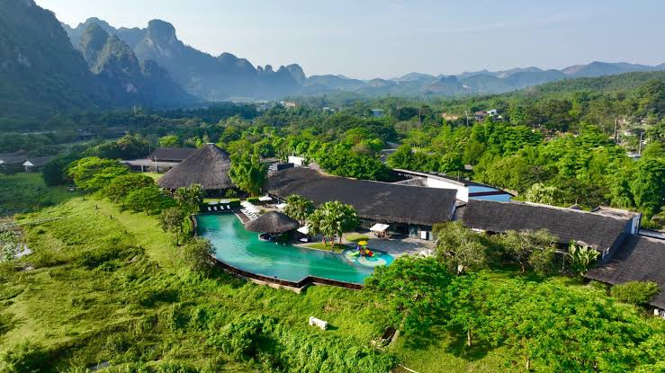 Không gian căn biệt thự villa onsen Kim Bôi sang trọng tựa lưng vào núi.