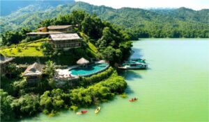 Mai Châu Hideaway Lake Resort nhìn ra không gian hồ nước và núi rừng