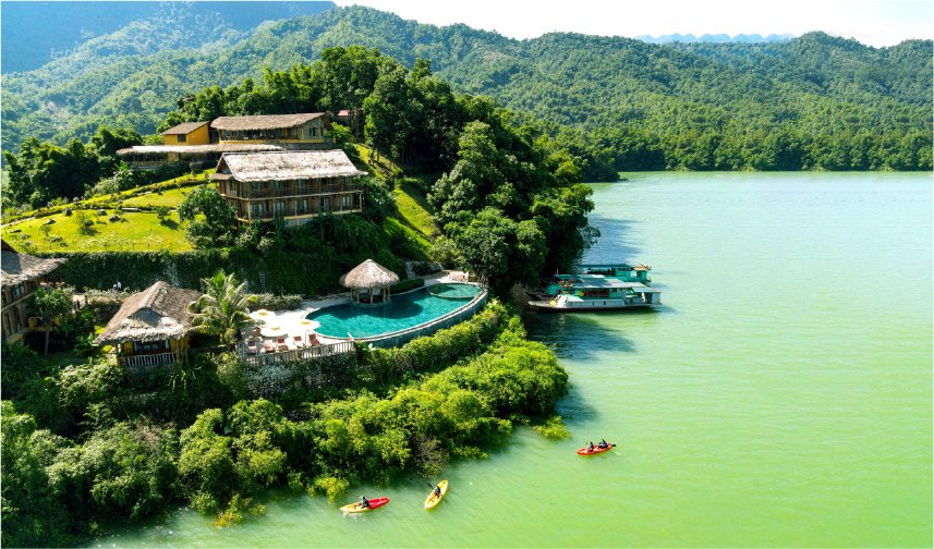 Mai Châu Hideaway Lake Resort nhìn ra không gian hồ nước và núi rừng 